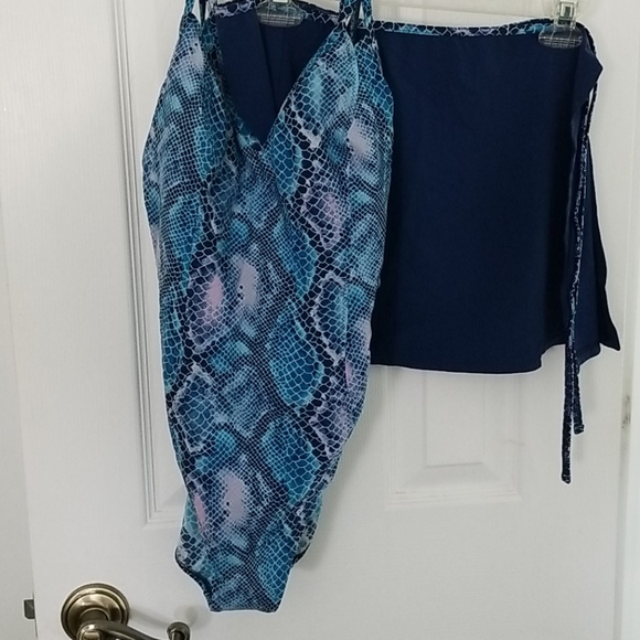 One piece bath suit and matching shirt - Picture 1 of 3